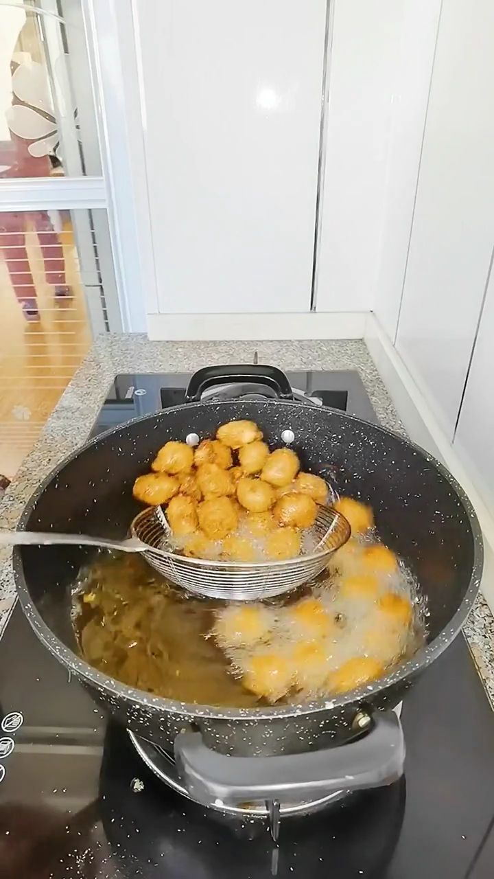 用馒头炸肉丸子的家常做法