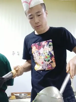 马肉切薄片生炒干吧点!咸菜炮好!放树胶断耗油东古十三香炝锅!味精鸡精白糖调口!出锅放蒜末香