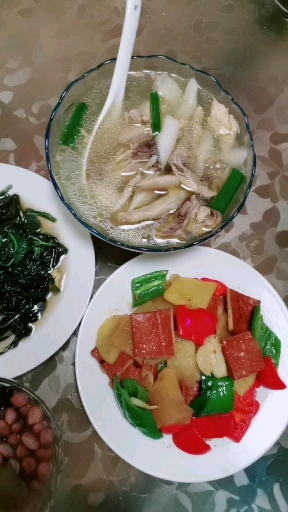 青红椒炒香干土豆片豉香孜然味,清炒苕尖,山药鸡汤