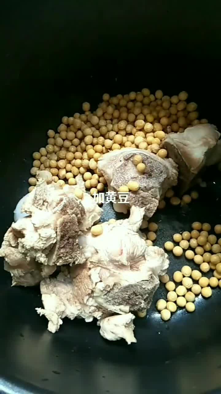电压力锅版的黄豆花生炖大骨,营养又好吃。