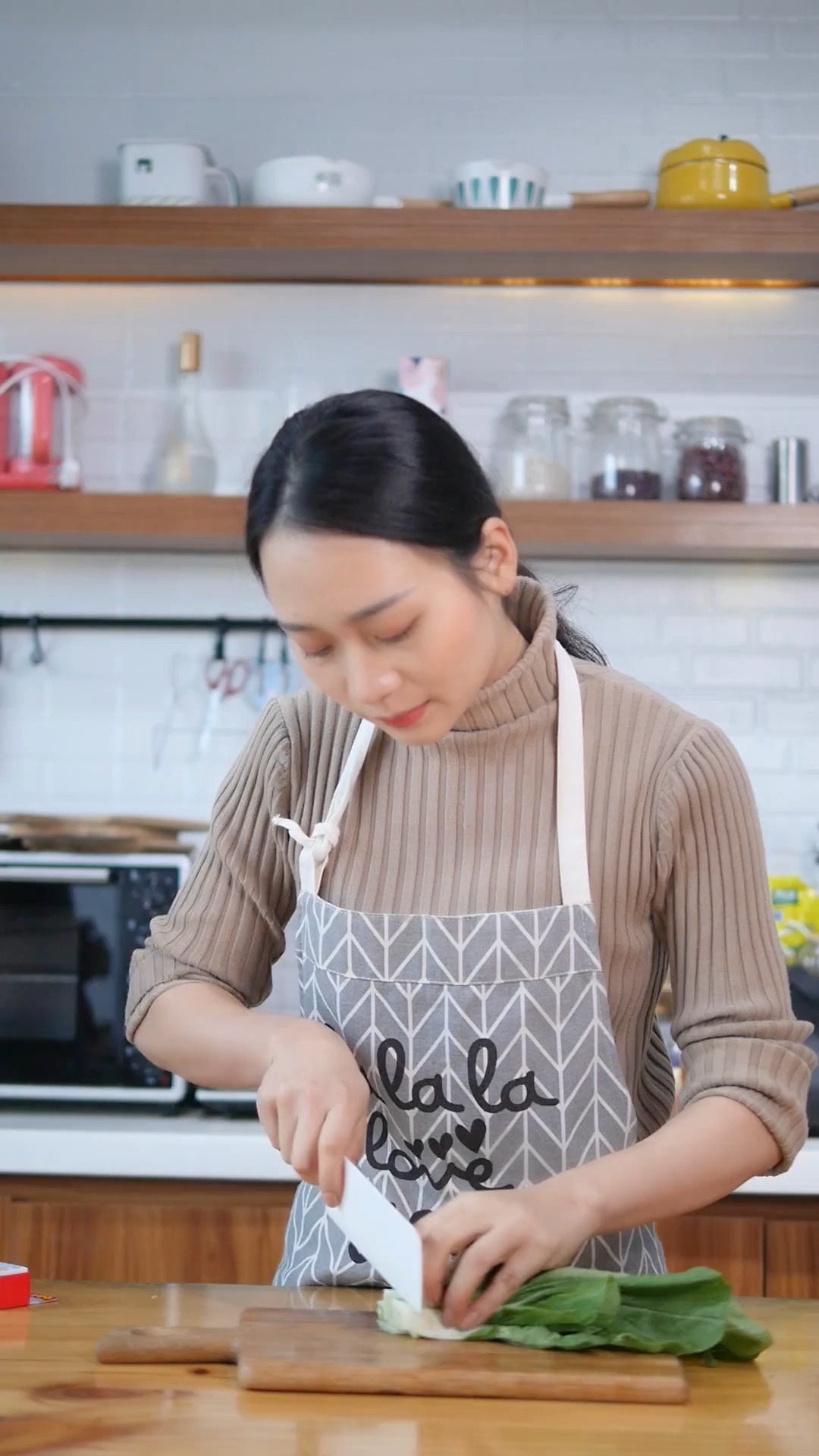 #明星娱乐#切菜时不小心弄伤手,我婆婆竟用“胶水”把我的伤口粘起来了