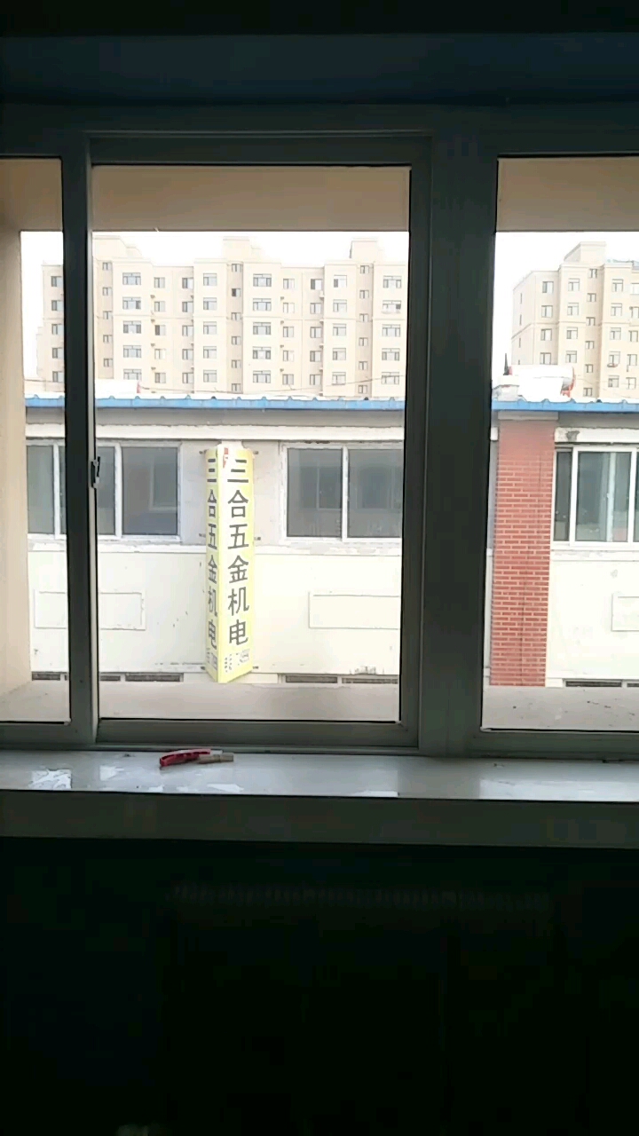 兰色+橙色壁纸营造出青春活力的空间