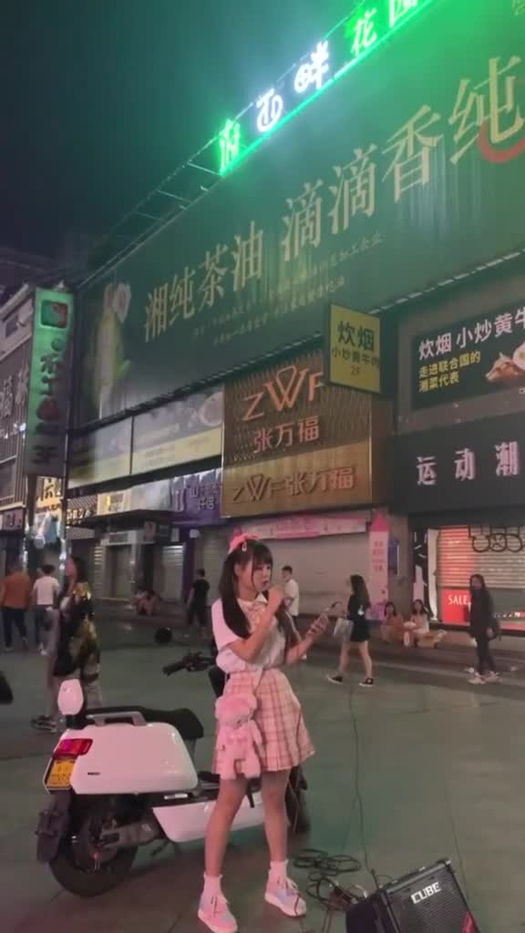 偶遇了好多粉丝全坐在我对面听我唱歌,我都不好意思了快来偶遇我～