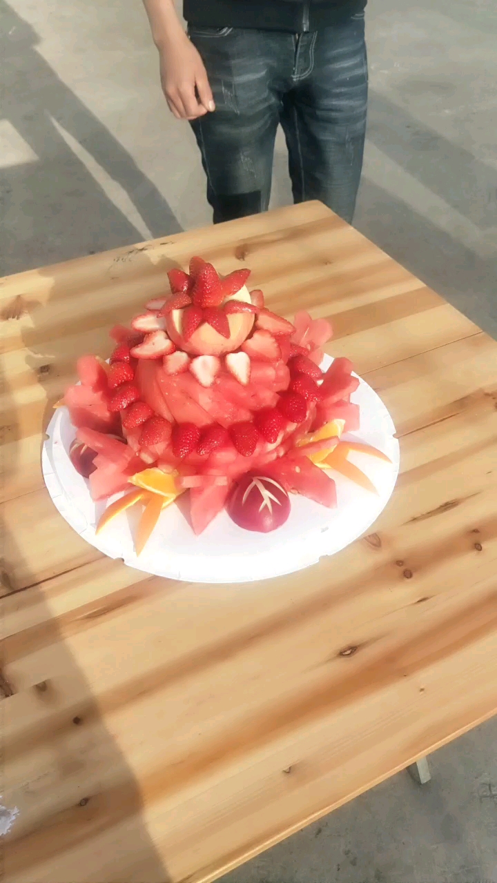 外婆不吃奶油  特地给外婆做得水果蛋糕  祝外婆70岁生日快乐!