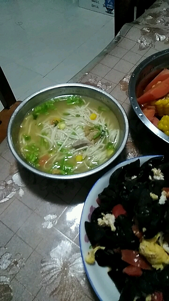 给感冒的老大做的营养餐,看这颜色搭配很有食欲啊