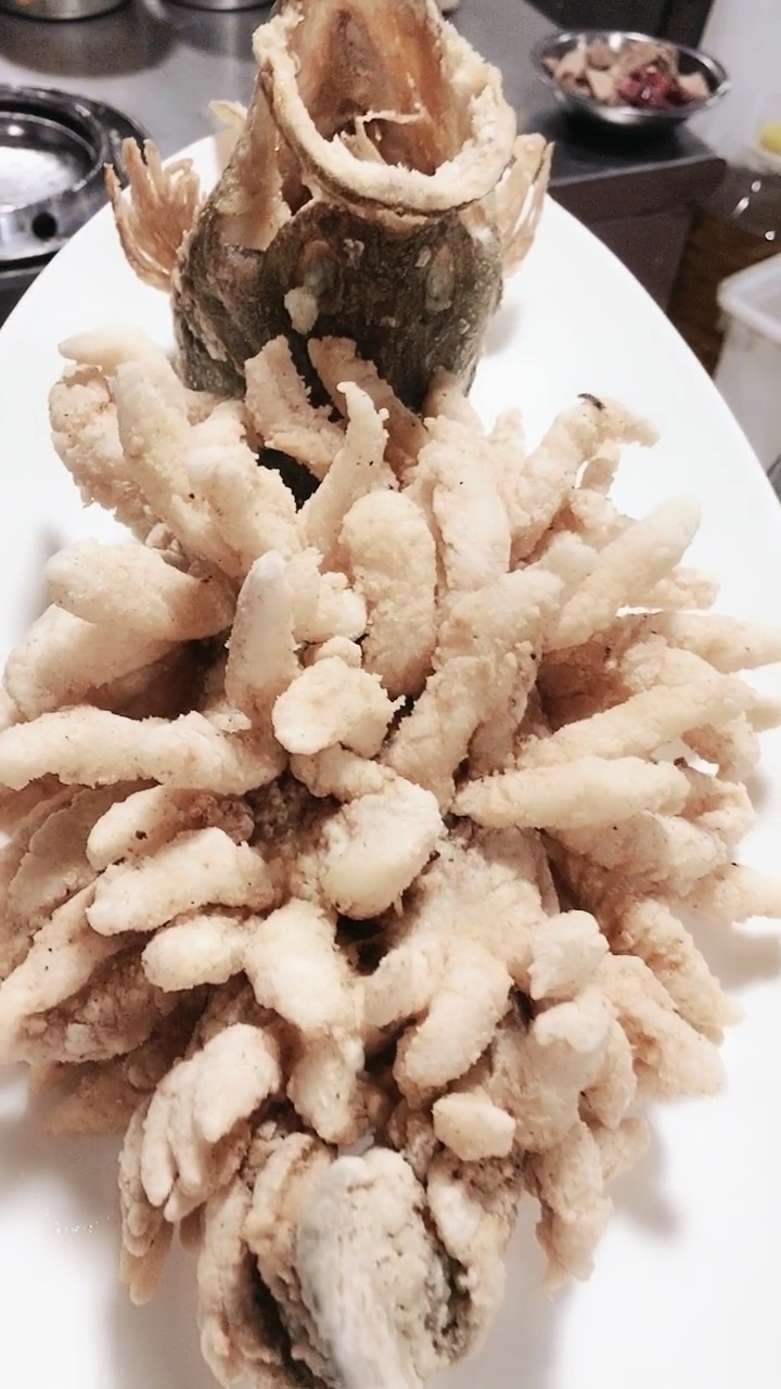 #美食#松鼠桂鱼,是一道江苏菜,外焦里嫩。最后再浇上 糖醋汁即可,酸甜可口老少皆宜。
