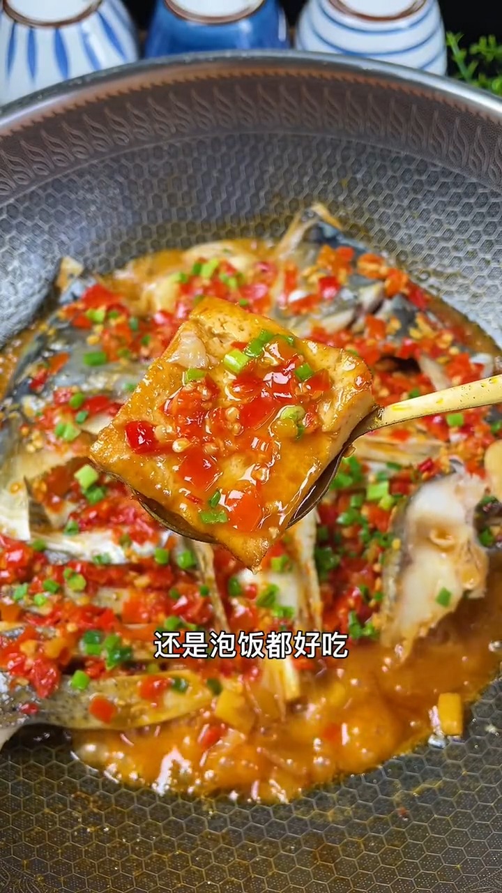很多人在家蒸鱼头不方便,酒店二厨教你怎么在家就能做出好吃的剁椒鱼头