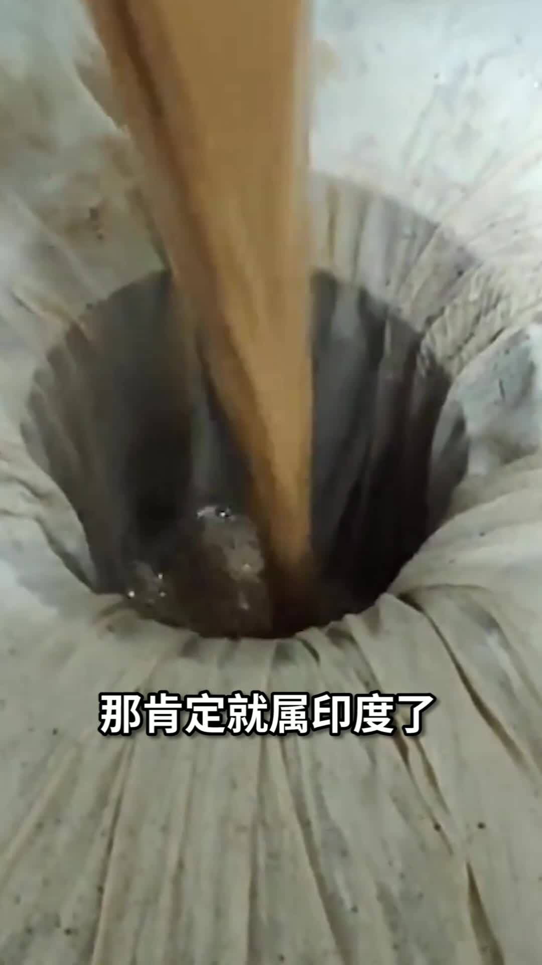 最正宗的炭烧奶茶,里面真的能喝到炭灰!游客有点正宗过头了,
