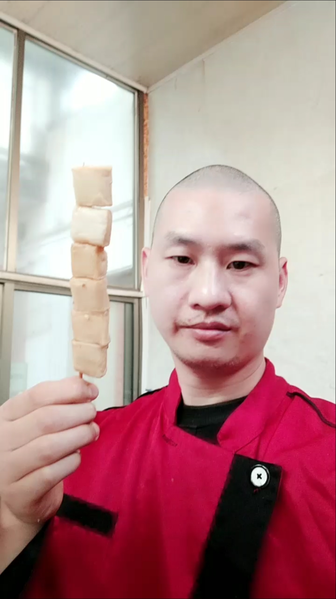 切鱼豆腐串,这样切着好切