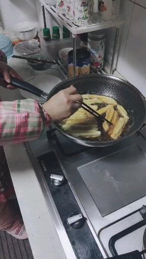 学炸油条。