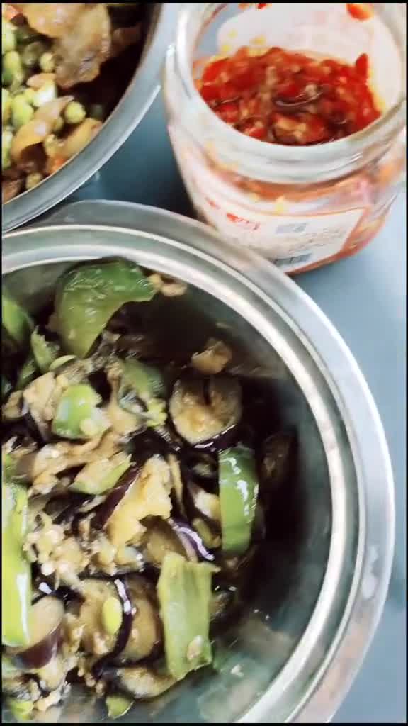 夏天更喜欢吃家常菜。外面闷热的很,做个饭就是一身汗,还是车里吹空调凉快。