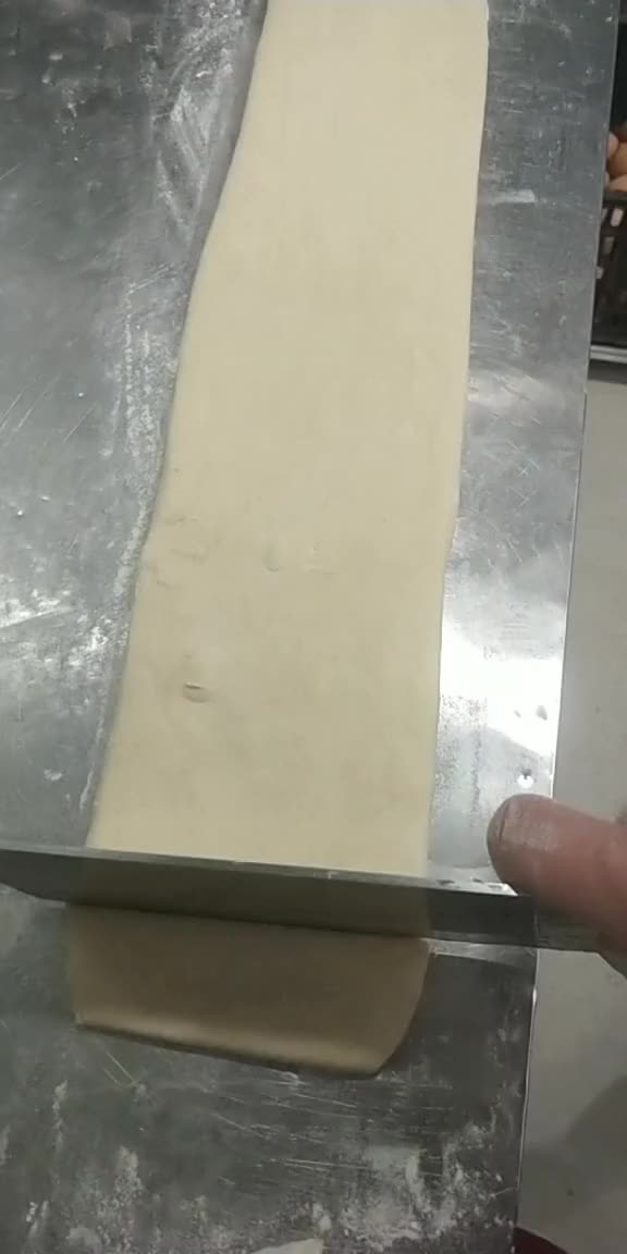 油条配方,面粉一斤,发粉5克,盐5克,油5克,水.6两,鸡蛋一个,小苏打5克,喜欢关注一下