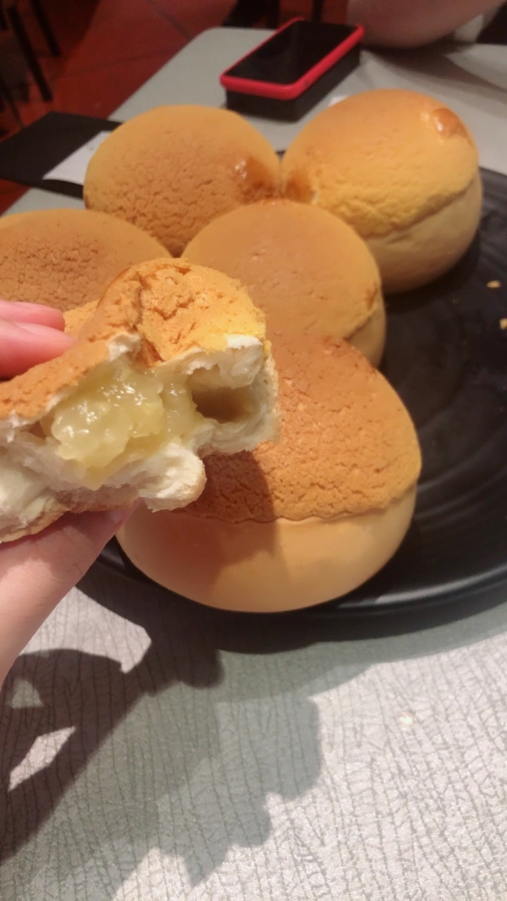 炳胜的招牌菠萝包,这明明是馒头!