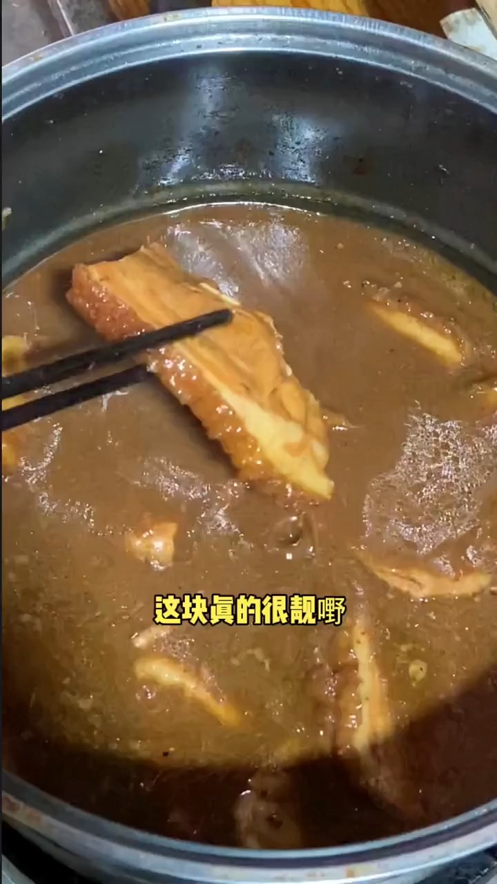 老板来一份11元的扣肉糯米饭,要半肥瘦的,山楂茶免费喝