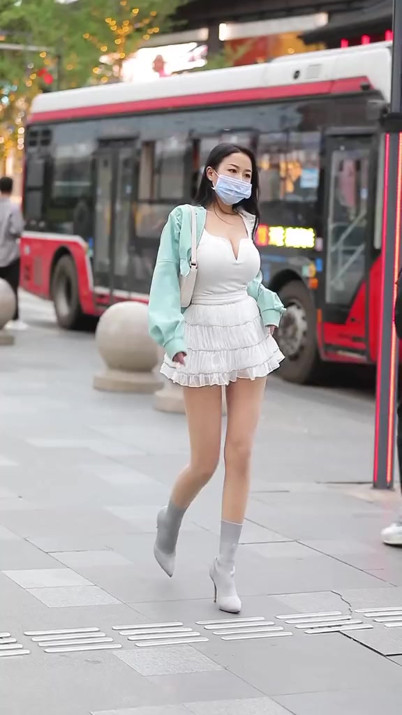 # 街拍#什么时候你也能遇见那个ta吃糖吐泡泡蜀都