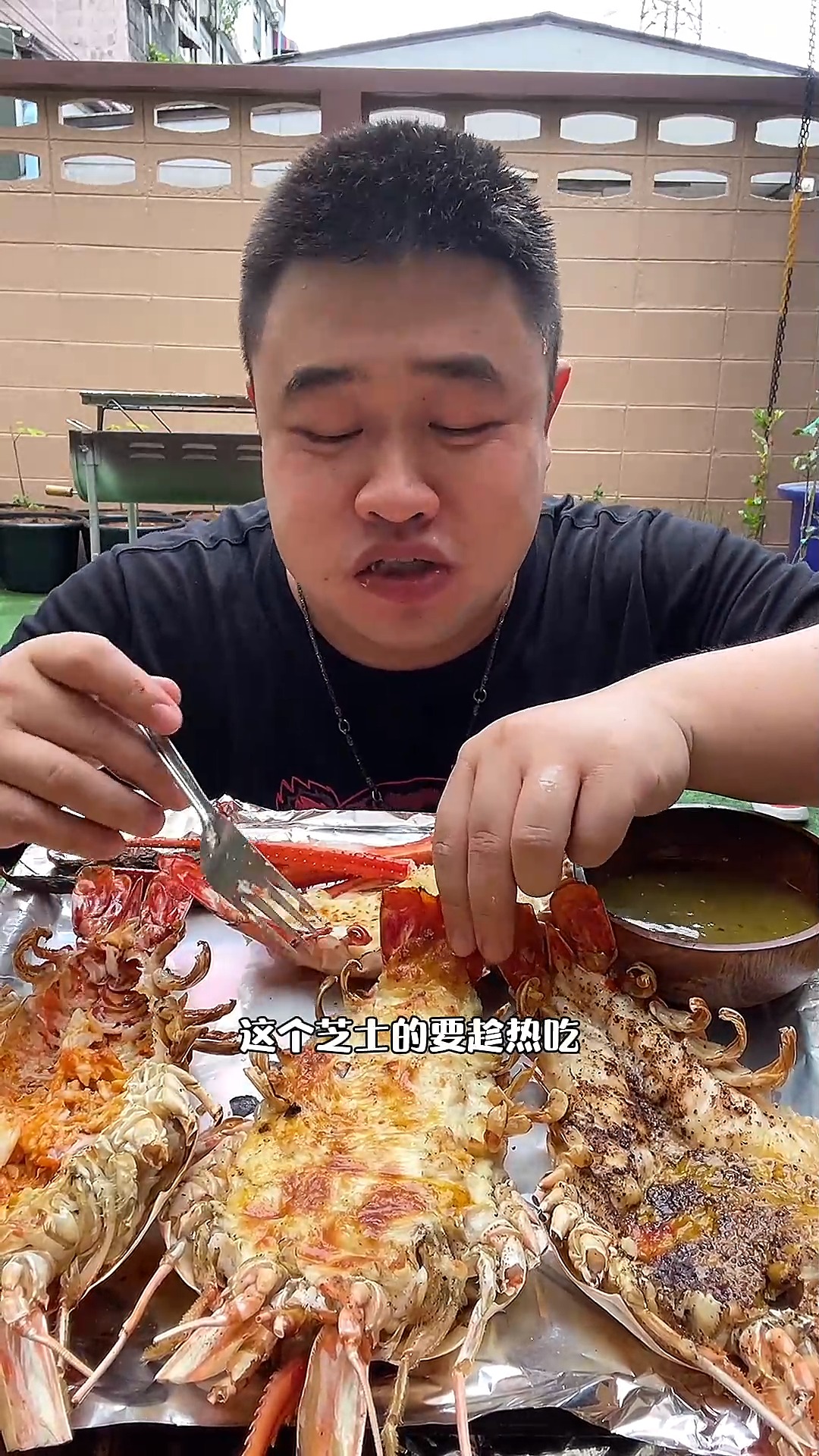 #美食记#碳烤巨型罗氏虾和黑虎虾,满满虾黄虾膏烤虾中的天花板
