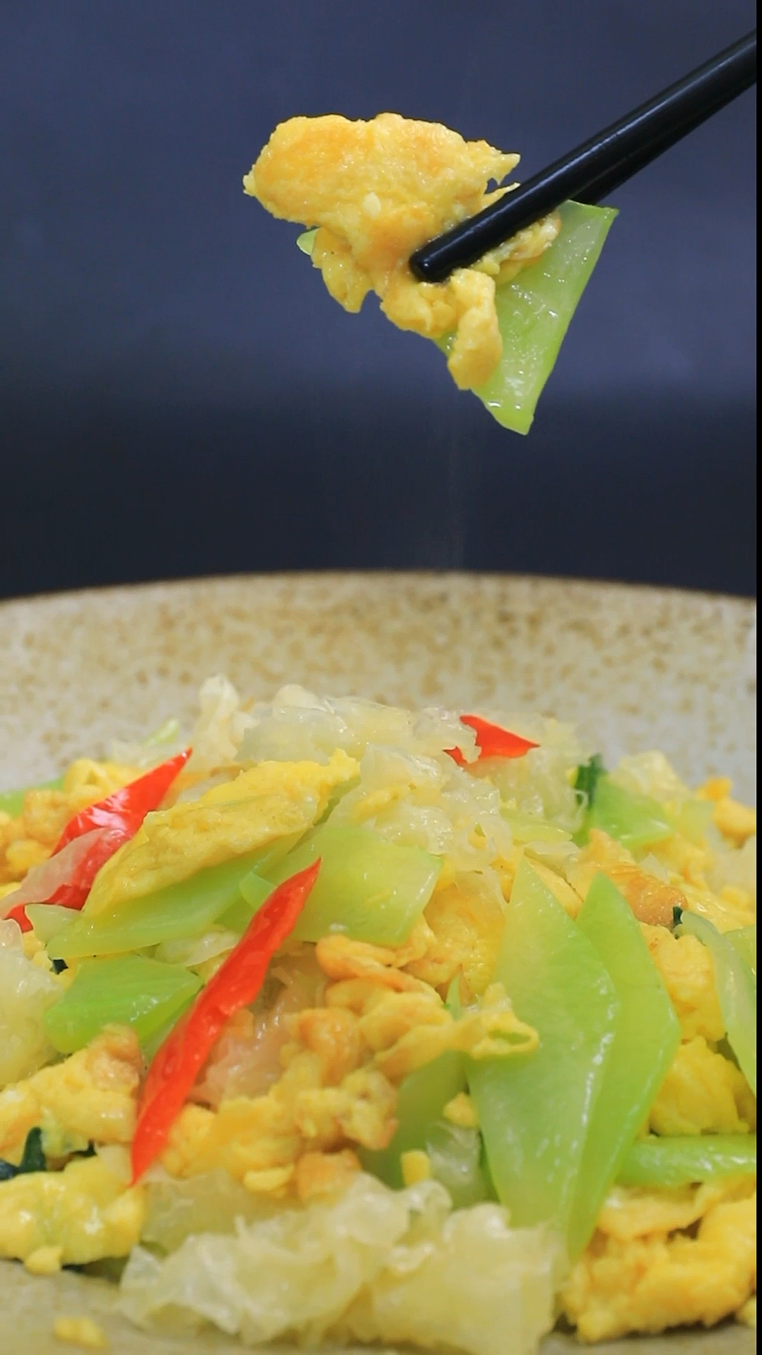 #自制家庭美食#家常美食教程～青笋银耳炒鸡蛋