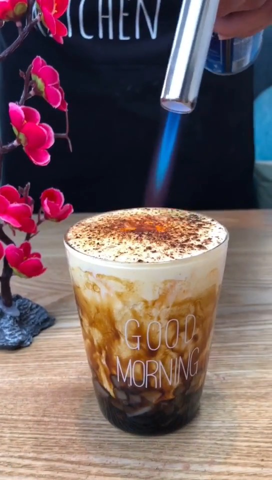 「新式奶茶烤茶」黑糖30ml椰果10克冰块120克果糖10ml牛奶60m