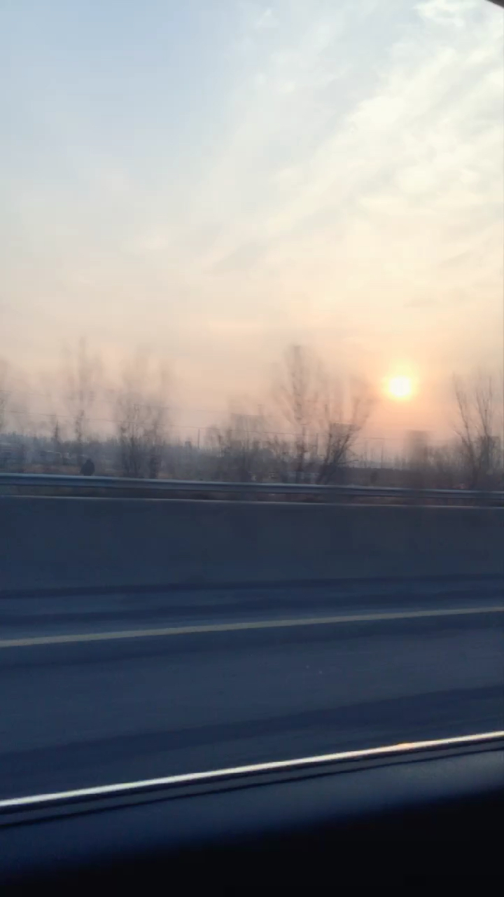 东方露出鱼肚白,迎着日出出发。