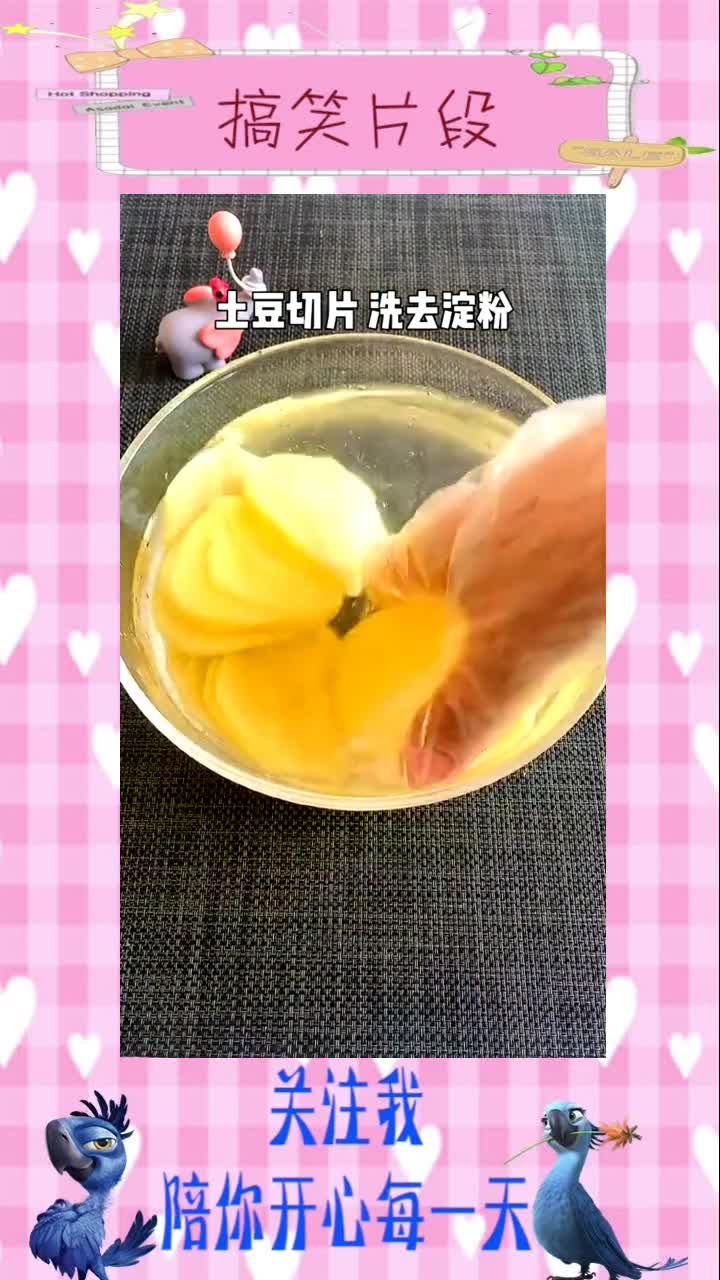 美食制作:自己在家炸薯片,外皮酥脆里面香糯,搞笑视频
