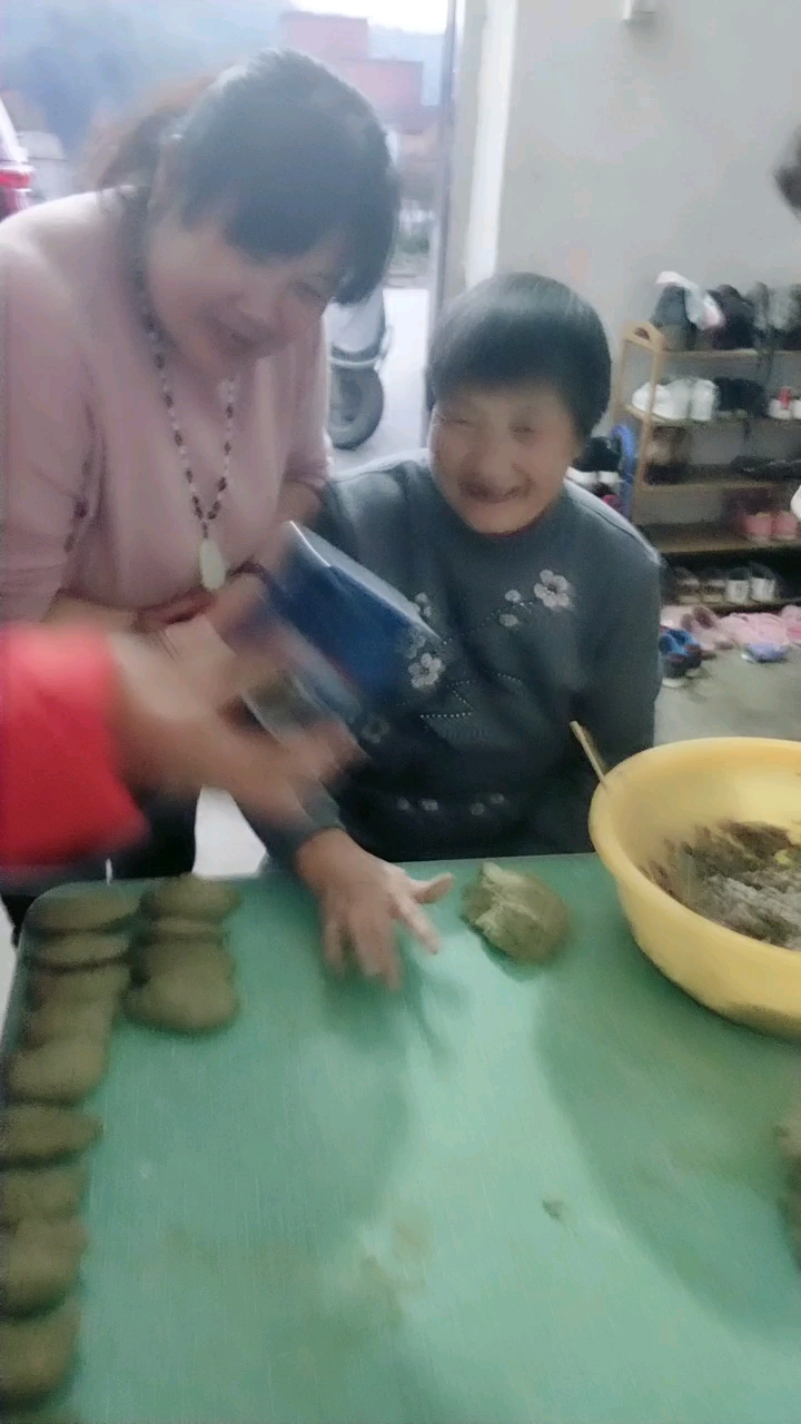 全家大小做春花糍粑,幸福一家人。