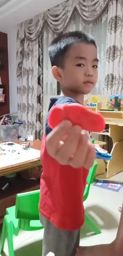 这是老二做的橡皮泥饺子