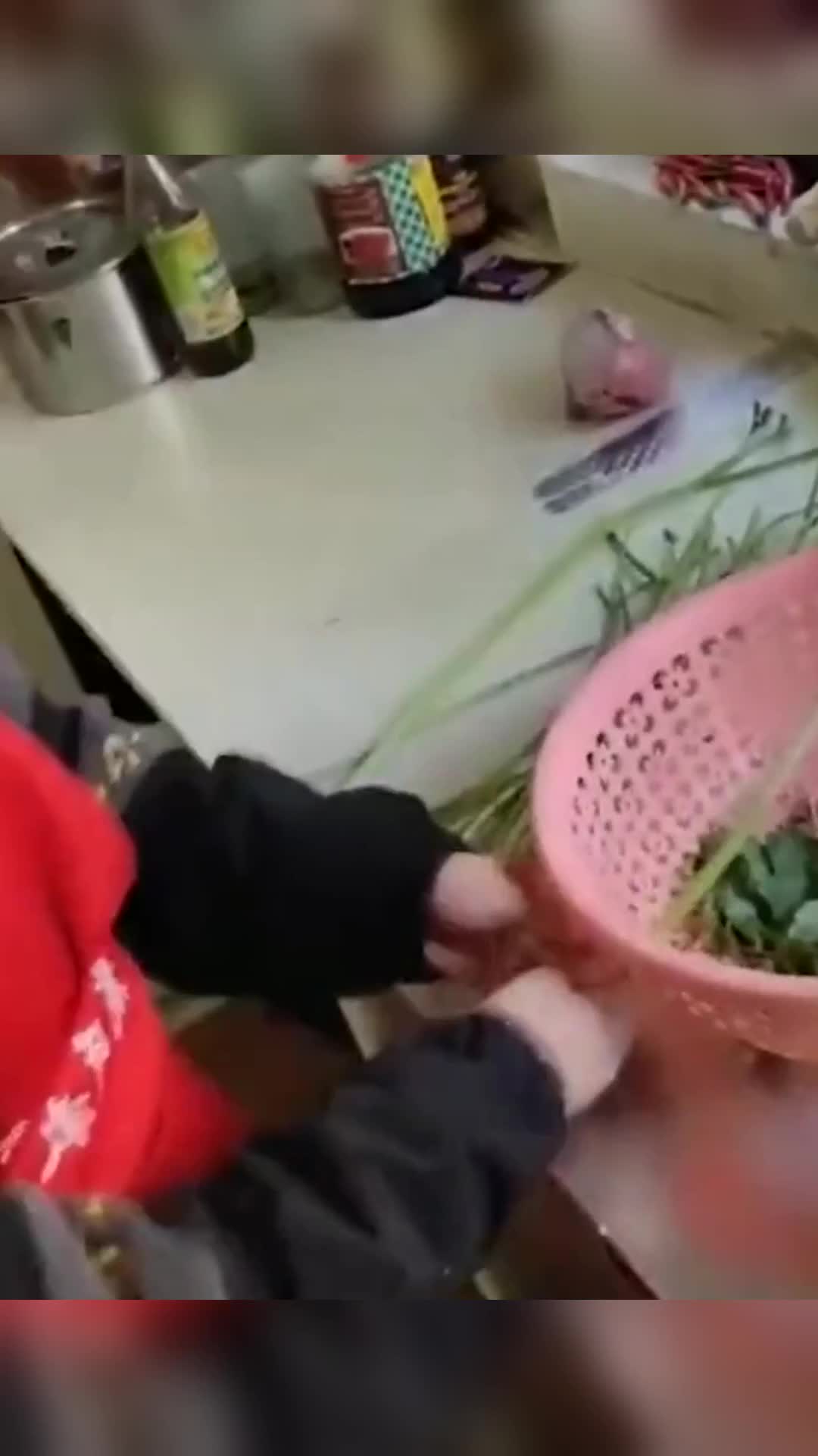 让儿子去厨房摘菜,竟然想出这办法,大厨看了都佩服