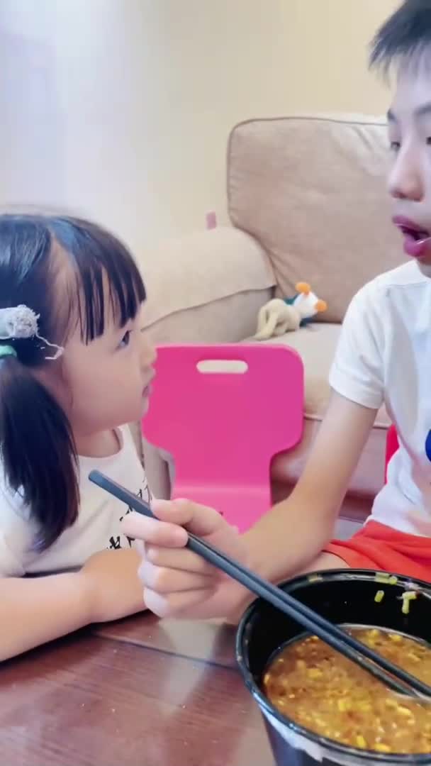 当妹妹看到哥哥吃酸辣粉时的真实反应