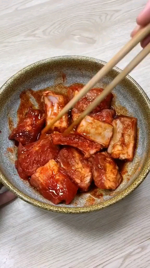 望梅止渴,画饼充饥,对着视频解解馋。