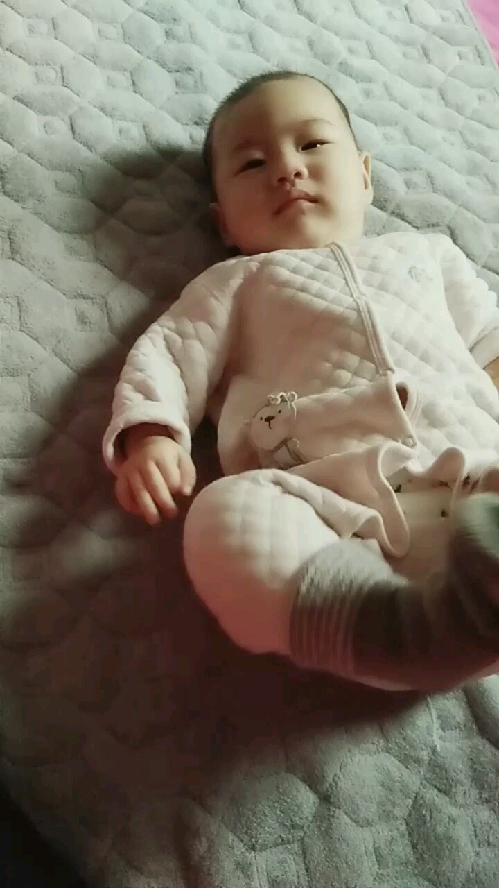 那小孩翻身鸡眼