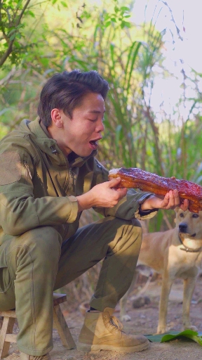 #秀出我的家乡味#五花肉怎么做最好吃？直接整条做成脆皮五花肉，好吃又不腻