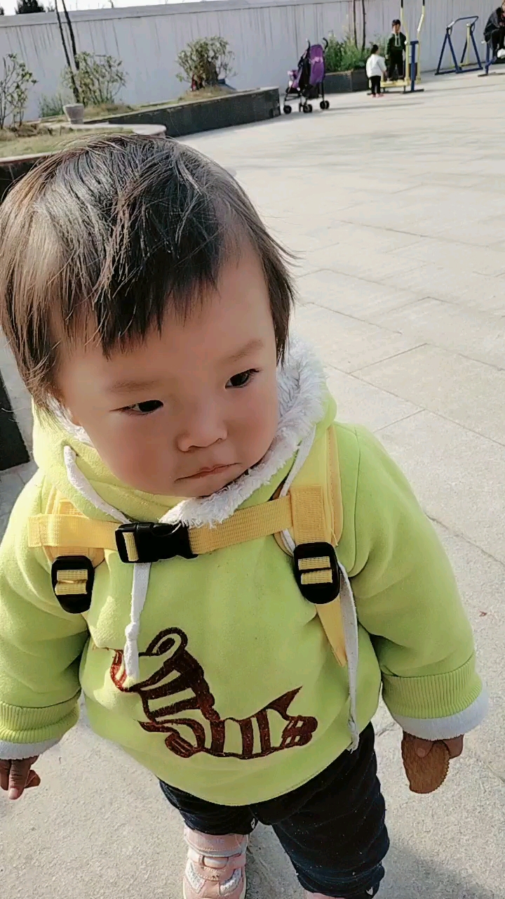 油菜花小女孩,无忧无虑的下午。