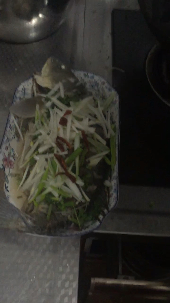 油泼鲤鱼上油过程,分享给大家