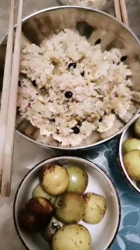 豆豉榨菜蛋炒饭,红糖花生糯米软饼撒黄豆粉,自制红枣牛奶,鲜枣,巧克力紫米肉松面包