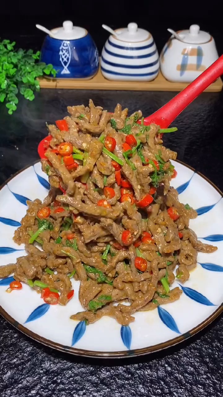 #轻知计划#牛肉不要老是红烧着吃,试试这道烤肉味的小炒牛肉丝,