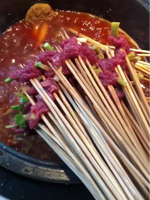 有格调的火锅串串,牛油味超级浓厚,很香!这里有11种牛肉串串,6种毛肚串串,冰汤圆颜值超高