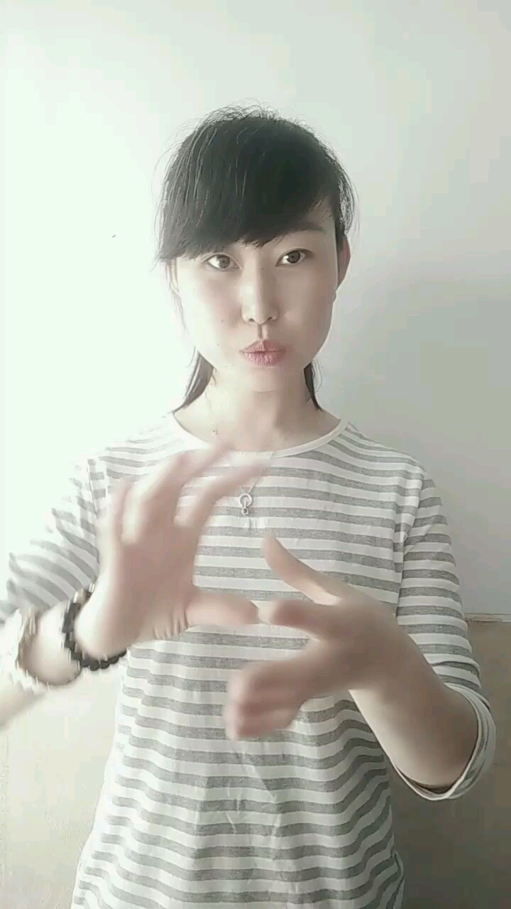 #手势舞#小鱼游游游