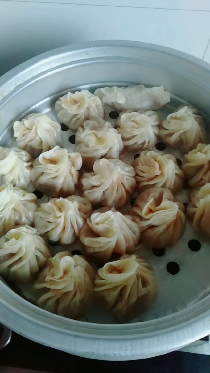 第一次用饺子皮做的小笼包,皮薄肉多,还别说,一次成功,味道还超级好吃!