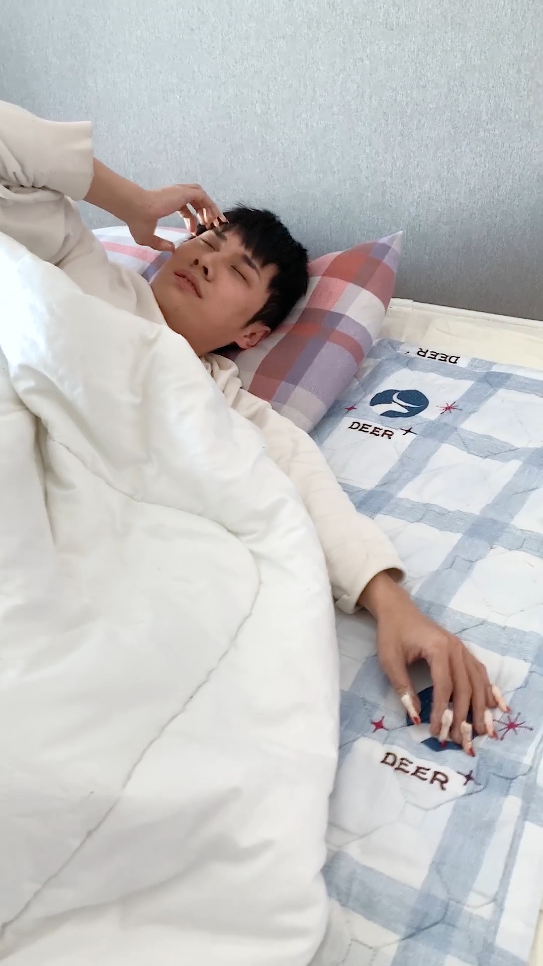 #沙雕青年欢乐多#哥哥,你品,你细品,这个鸡爪它不香吗?