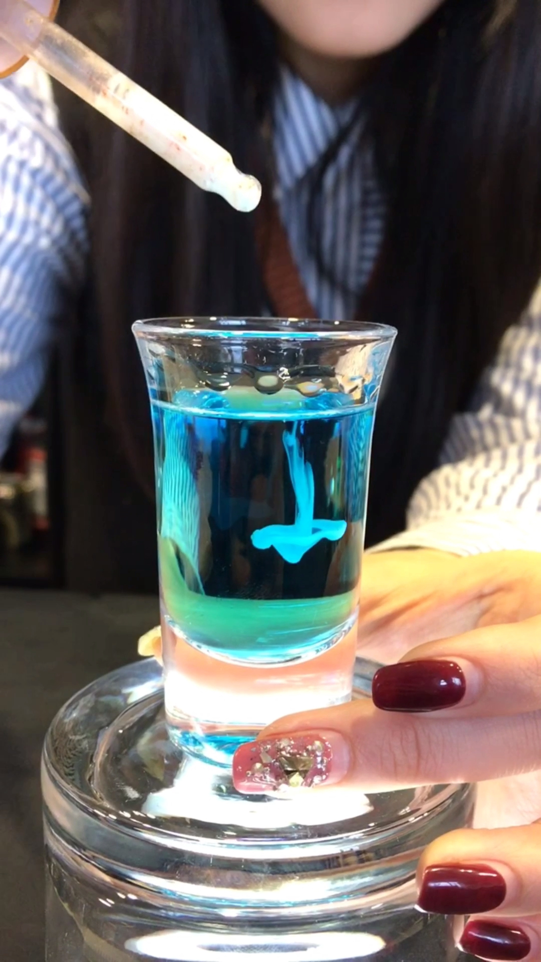 #今天你秀恩爱了吗#蓝色水母鸡尾酒!仅供娱乐,切勿参考,切勿模仿