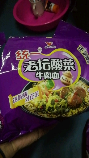 同样的酸菜面,统一只有三包料,还辣,康师傅有四包料