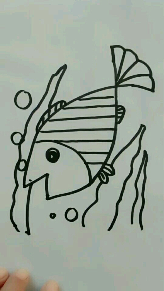小鱼简笔画。