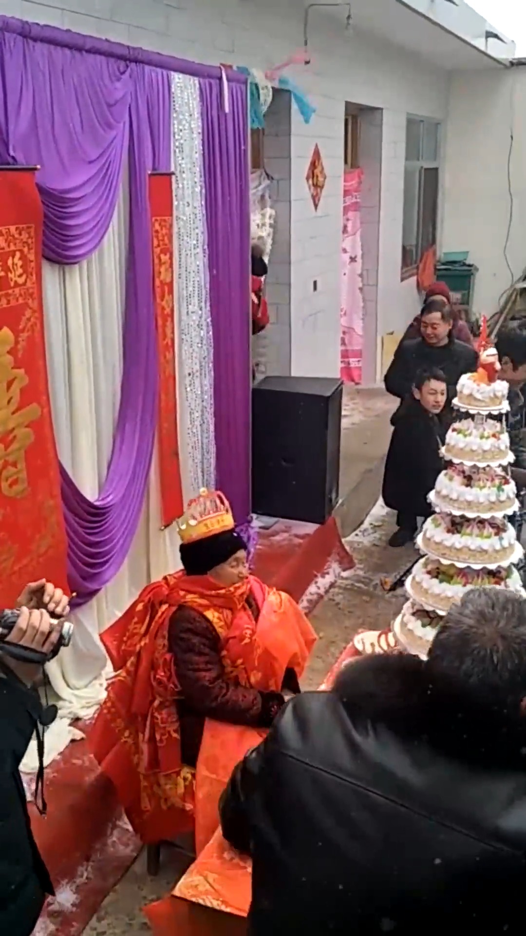 #娱乐#给家里的老人过生日,这蛋糕也代表了孩子们的一片心意!