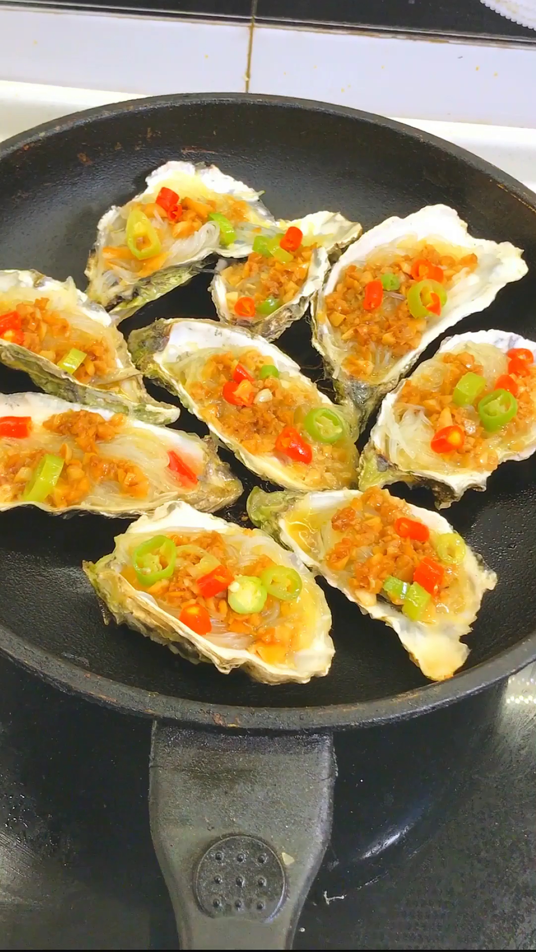 #食神大PK#蒜蓉生蚝,这么做,绝了!烧烤味的爽和清蒸的嫩全部都有!一口下去,超级满足#美