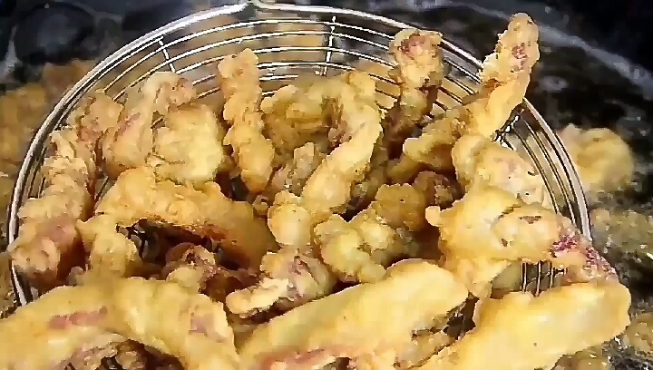 #在家健身打卡#   云南特色菜八大碗炸酥肉,外酥里嫩,可干吃焖煮炖,冰箱存放你吃过吗? 
