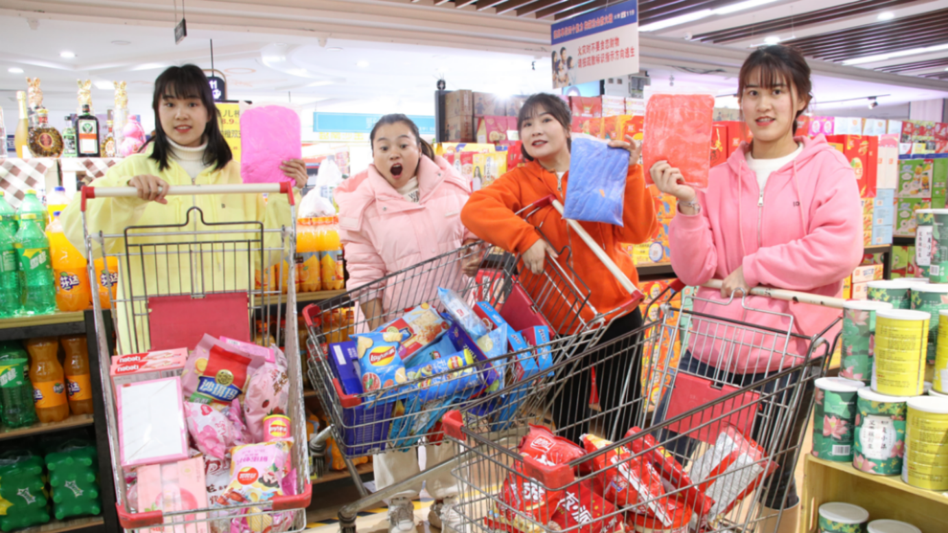 超市1:按粘土颜色选零食,同学们挑了满满三大车,老师反应真逗