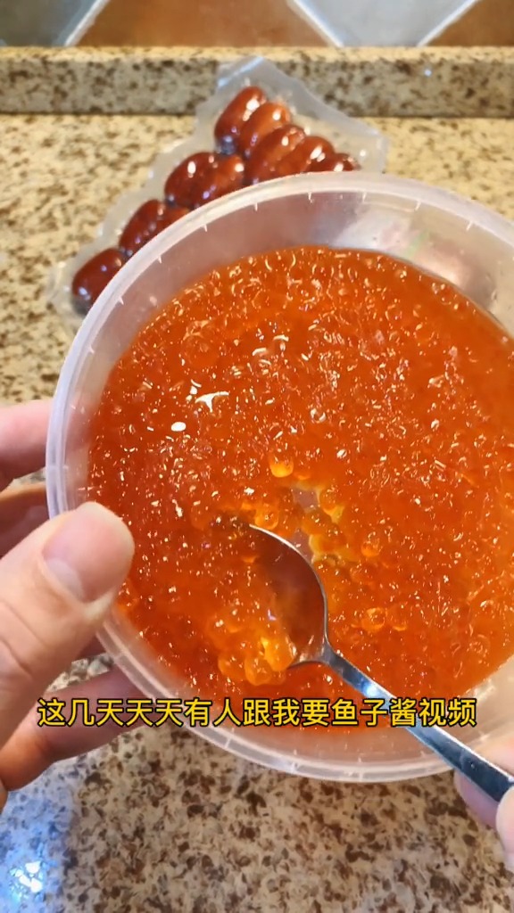 #俄罗斯美女#大马哈鱼子酱到底有多好吃?今天它来了!我已经流口水了,你呢?