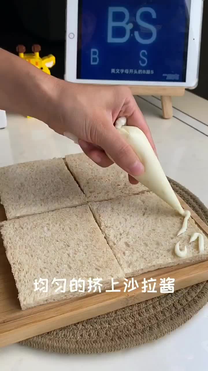 最近迷上了吐司,今天来个香肠三明治。