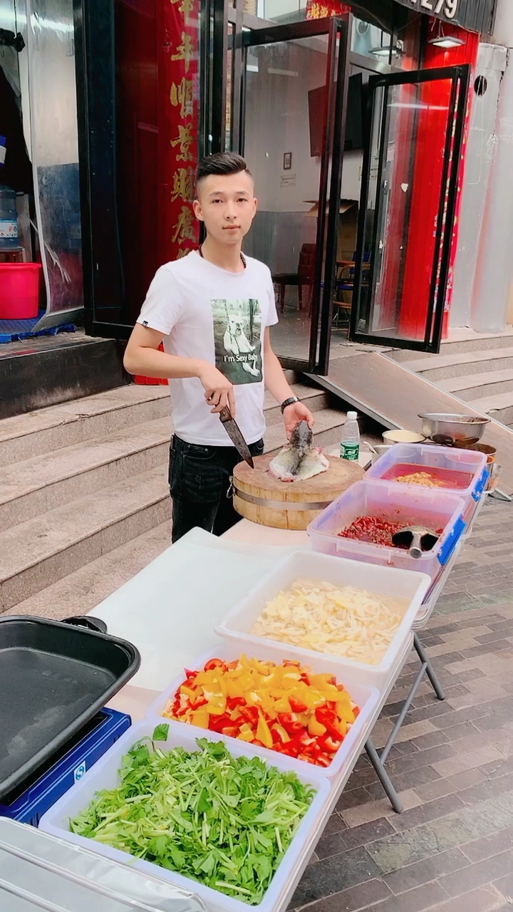 老铁们如果你想了解我们家的特色纸包鱼,想让你家的餐饮增加特色,那就快关注我吧……