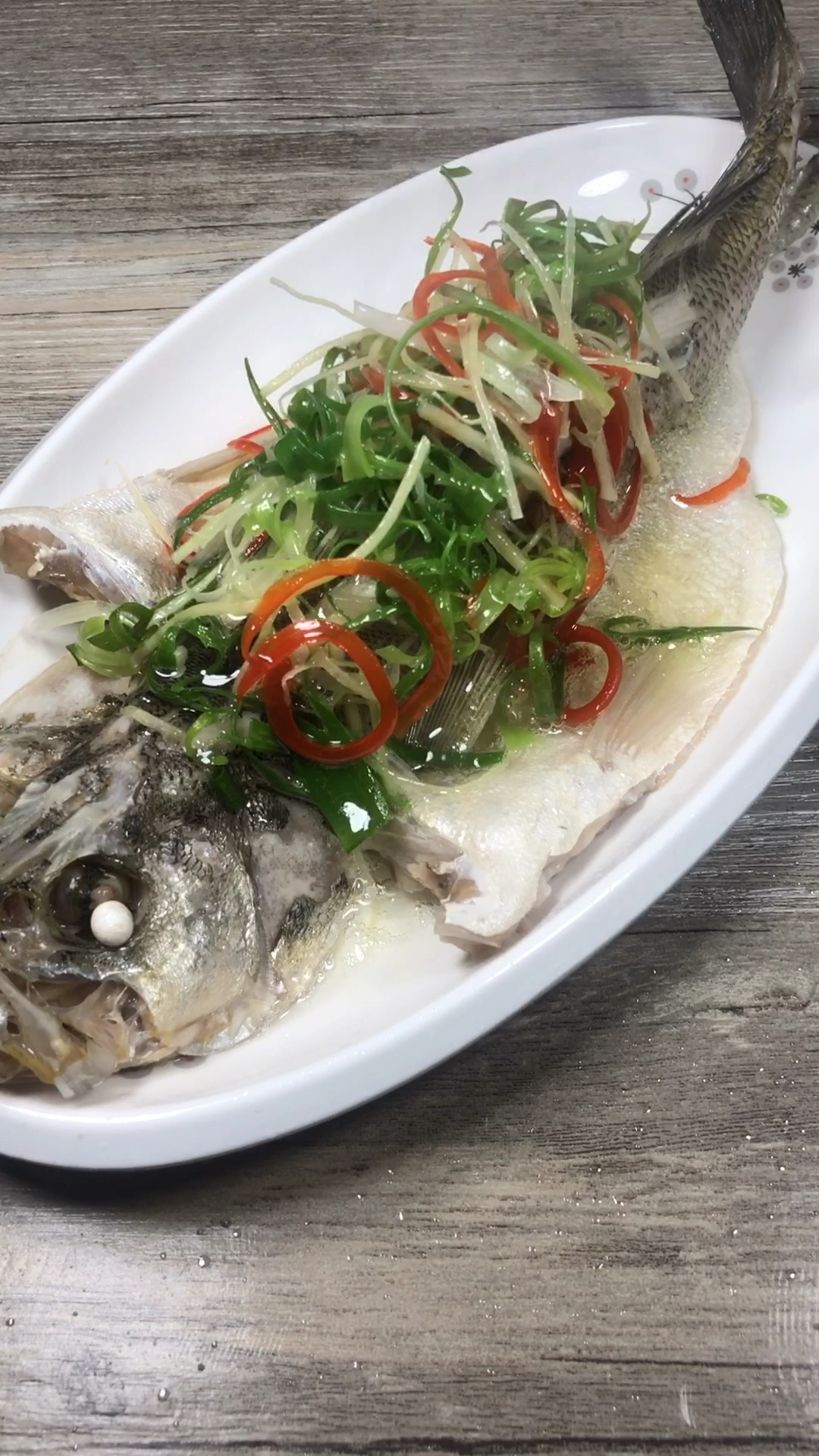 清蒸鲈鱼,不要直接上锅蒸,多加这两步,又鲜又嫩,全无腥味